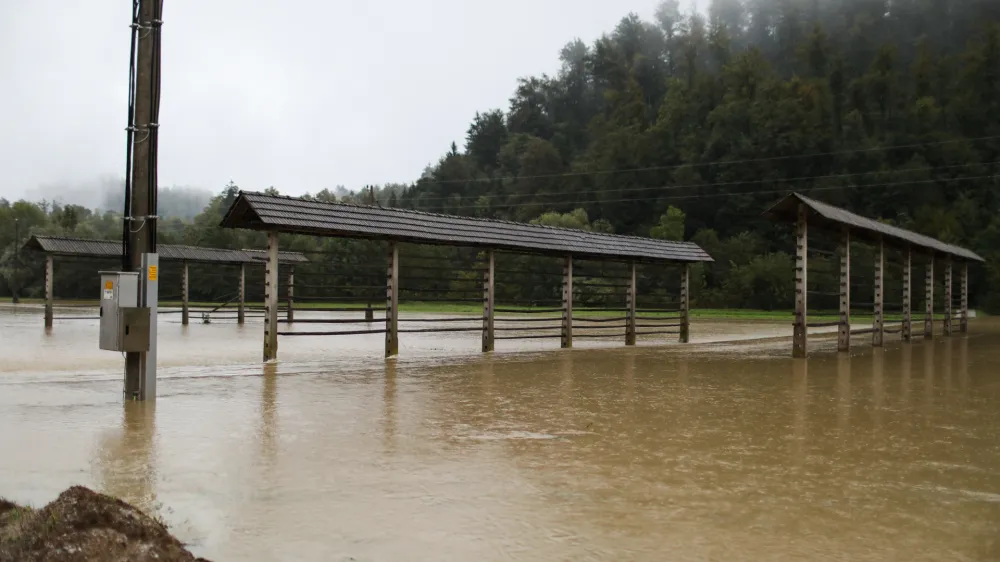 - Izliv Gradaščice pri kraju Gabrje.- 16.09.2022 - Močno deževje in poplave v Ljubljani - neurje - meteorna voda je zalila več garaž, podhodov, kletnih in stanovanjskih prostorov, skladišč in poslovnih prostorov, pa tudi prostore osnovne šole in vrtca, lekarne ter Narodno galerijo.Foto: Bojan Velikonja