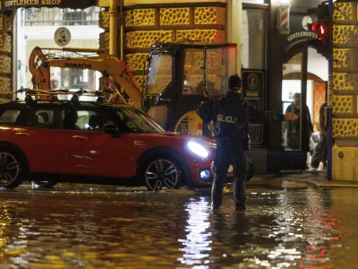 28.09.2022., Rijeka - Zbog obilne kise poplavila je ulica Fiumara. Neki automobilo ostali su zarobljeni u vodi, vatrogasci i policija na terenu. Photo: Nel Pavletic/PIXSELL