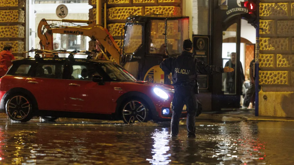 28.09.2022., Rijeka - Zbog obilne kise poplavila je ulica Fiumara. Neki automobilo ostali su zarobljeni u vodi, vatrogasci i policija na terenu. Photo: Nel Pavletic/PIXSELL