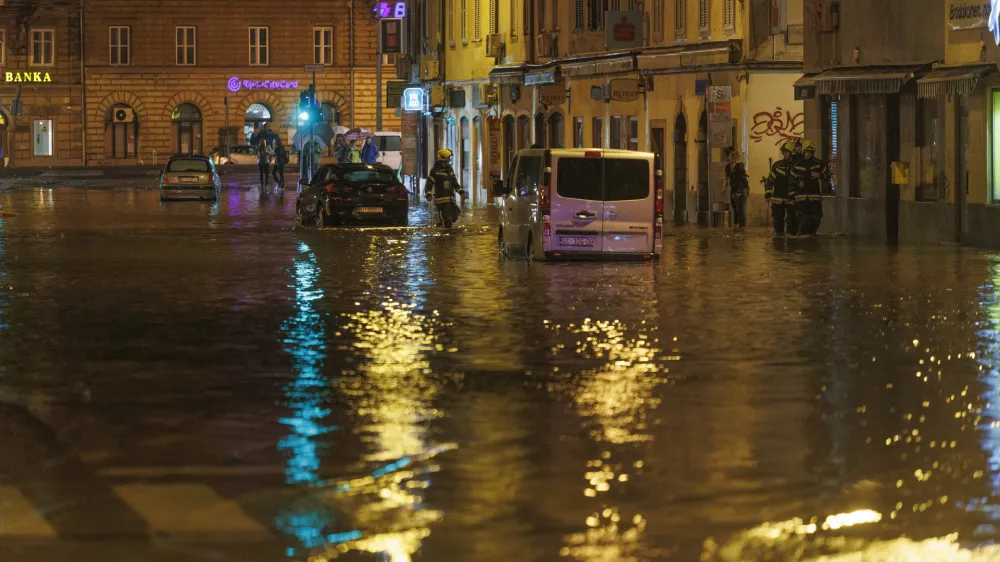 28.09.2022., Rijeka - Zbog obilne kise poplavila je ulica Fiumara. Neki automobilo ostali su zarobljeni u vodi, vatrogasci i policija na terenu. Photo: Nel Pavletic/PIXSELL