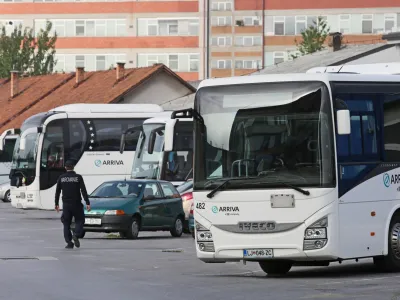 ﻿- vozniki avtobusov podjetij v skupini Arriva Slovenija so po več neuspešnih pogajanjih z vodstvom družbe napovedali začetek stavke - stavka – protest –- 04 09.2017 – avtobusni prevoznik Arriva, poslovna enota v Ljubljani, Središka ulica 4 – //FOTO: Luka Cjuha