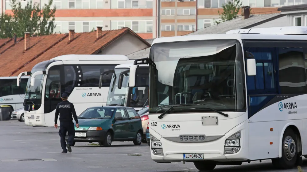 ﻿- vozniki avtobusov podjetij v skupini Arriva Slovenija so po več neuspešnih pogajanjih z vodstvom družbe napovedali začetek stavke - stavka – protest –- 04 09.2017 – avtobusni prevoznik Arriva, poslovna enota v Ljubljani, Središka ulica 4 – //FOTO: Luka Cjuha