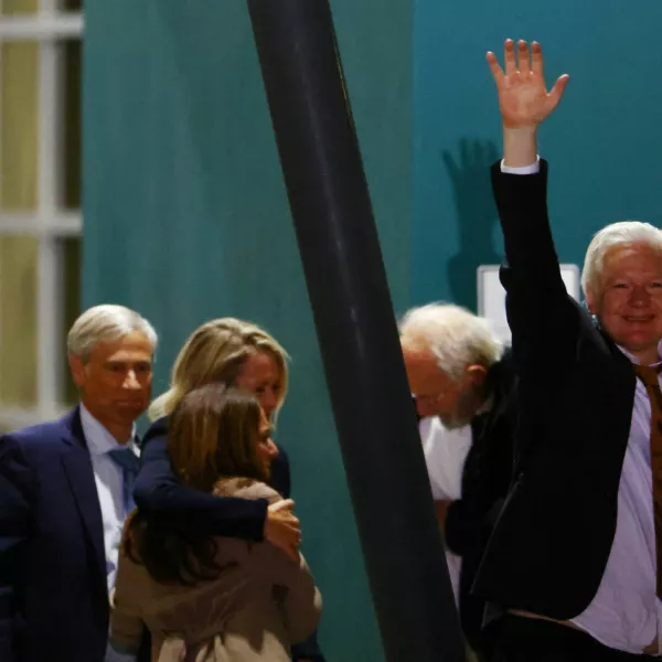 WikiLeaks founder Julian Assange waves as he arrives in Canberra, Australia, June 26, 2024. REUTERS/Edgar Su