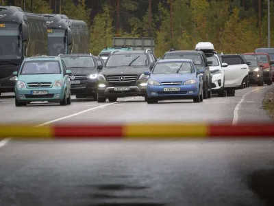 Russian cars and buses line up at the Vaalimaa border check point between Finland and Russia, in Virolahti, Finland September 30, 2022.  Lehtikuva/Sasu Makinen via REUTERS   ATTENTION EDITORS - THIS IMAGE WAS PROVIDED BY A THIRD PARTY. NO THIRD PARTY SALES. NOT FOR USE BY REUTERS THIRD PARTY DISTRIBUTORS. FINLAND OUT. NO COMMERCIAL OR EDITORIAL SALES IN FINLAND.