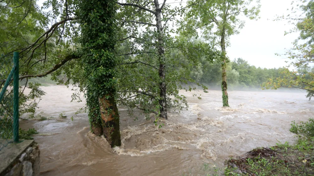 16.09.2022., Brod na Kupi - Obilna kisa izazvala je podizanje vodostaja rijeke Kupe i njenih pritoka, koji su poplavili prometnice, kuce i vrtove u selima Kupske doline Kuzelj i Brod na Kupi. Photo: Goran Kovacic/PIXSELL