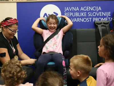 Polovica vseh otrok, v desetih letih umrlih v prometu v EU, je bila sopotnikov v vozilu. Nepravilna uporaba varnostnih sedežev je še vedno velik problem. Foto: Luka Cjuha 