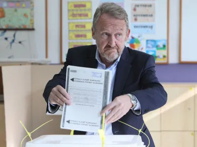 Bakir Izetbegovic of the Party of Democratic Action and Bosniak candidate of the Tri-partite Bosnian Presidency holds a ballot during Presidential and parliamentary elections at a polling centre in a school in Sarajevo, October 2, 2022 REUTERS/Amel Emric