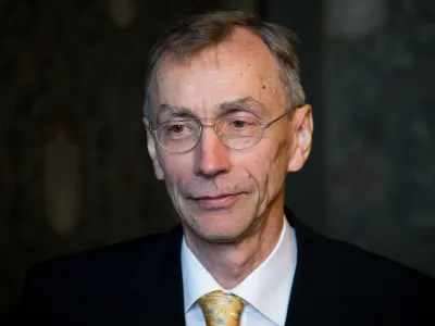 FILED - 07 September 2018, Hamburg: Neanderthal researcher Svante Paabo poses for a picture before the award ceremony at the Hamburg Koerber Foundation's European Science Prize at City Hall. This year's Nobel Prize in Medicine goes to Svante Paabo, a Sweden researcher in Leipzig, for his findings on human evolution. Photo: Christian Charisius/dpa