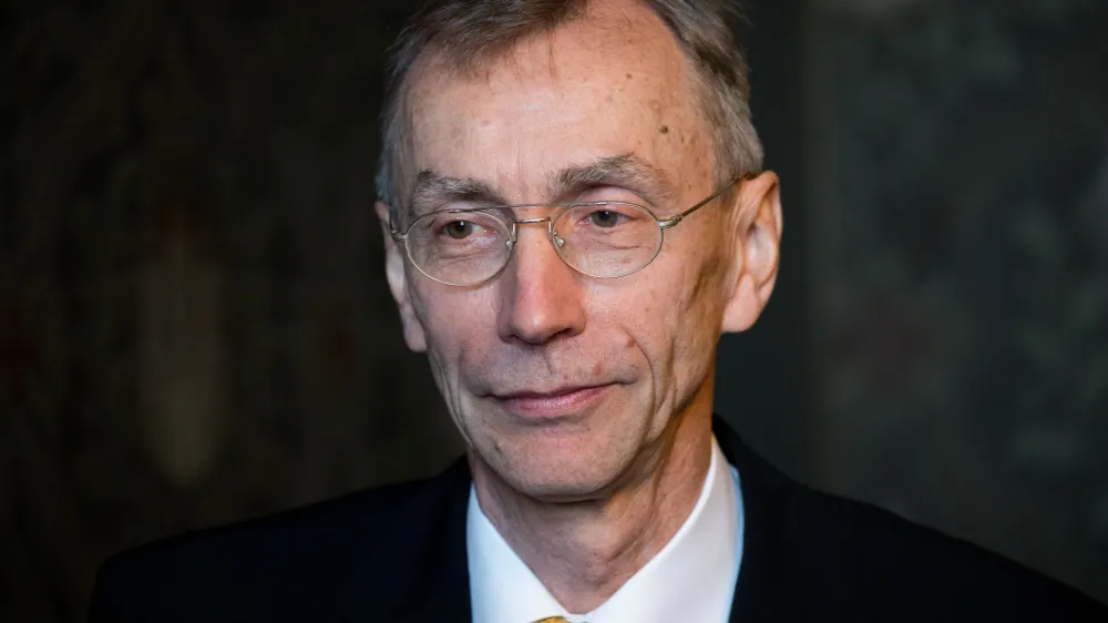 FILED - 07 September 2018, Hamburg: Neanderthal researcher Svante Paabo poses for a picture before the award ceremony at the Hamburg Koerber Foundation's European Science Prize at City Hall. This year's Nobel Prize in Medicine goes to Svante Paabo, a Sweden researcher in Leipzig, for his findings on human evolution. Photo: Christian Charisius/dpa