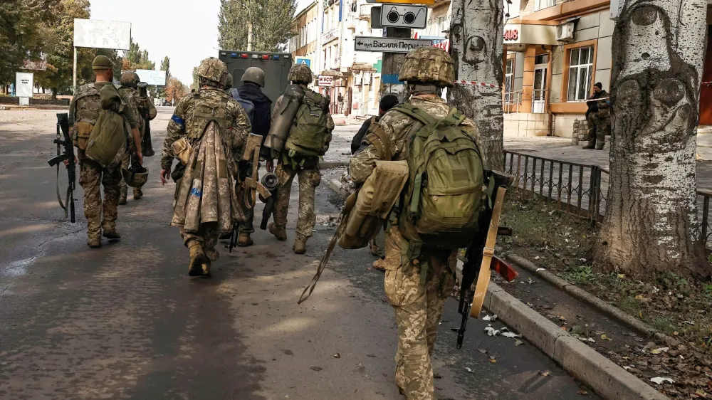 FILE PHOTO: Ukrainian soldiers walk in Bakhmut, amid Russia's attack on Ukraine, in Donetsk region, Ukraine, October 1, 2022. REUTERS/ Zohra Bensemra/File Photo