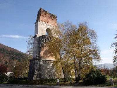 zadnji stoječi steber Borovniškega viadukta<br><br><br><br>Borovnica - nekdanji Borovniški viadukt - znameniti most, ki so ga pozidali leta 1856, da so z njim premostili dolino Borovniš?ice oz. jugozahodni krak Barja, ko se je "železna cesta" iz Notranjske spustila v barjansko nižavje. Most je veljal za enega najve?jih dosežkov in mojstrovin tistega ?asa na železnici z Dunaja v Trst in sploh v Evropi. Dolg je bil 561 metrov in se je v dvojnih lokih dvigal kar 38 metrov visoko<br><br><br><br><br>///FOTO: Luka Cjuha