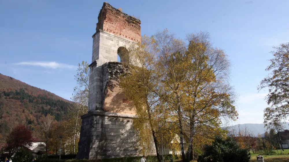 zadnji stoječi steber Borovniškega viadukta<br><br><br><br>Borovnica - nekdanji Borovniški viadukt - znameniti most, ki so ga pozidali leta 1856, da so z njim premostili dolino Borovniš?ice oz. jugozahodni krak Barja, ko se je "železna cesta" iz Notranjske spustila v barjansko nižavje. Most je veljal za enega najve?jih dosežkov in mojstrovin tistega ?asa na železnici z Dunaja v Trst in sploh v Evropi. Dolg je bil 561 metrov in se je v dvojnih lokih dvigal kar 38 metrov visoko<br><br><br><br><br>///FOTO: Luka Cjuha