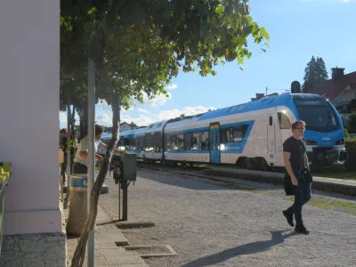 Vlak za pot od Novega mesta do Ljubljane danes potrebuje približno dve uri.
Z modernizacijo železniške proge želijo ta potovalni čas prepoloviti.