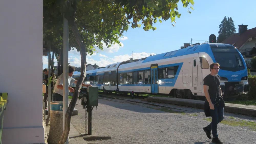 Vlak za pot od Novega mesta do Ljubljane danes potrebuje približno dve uri.
Z modernizacijo železniške proge želijo ta potovalni čas prepoloviti.