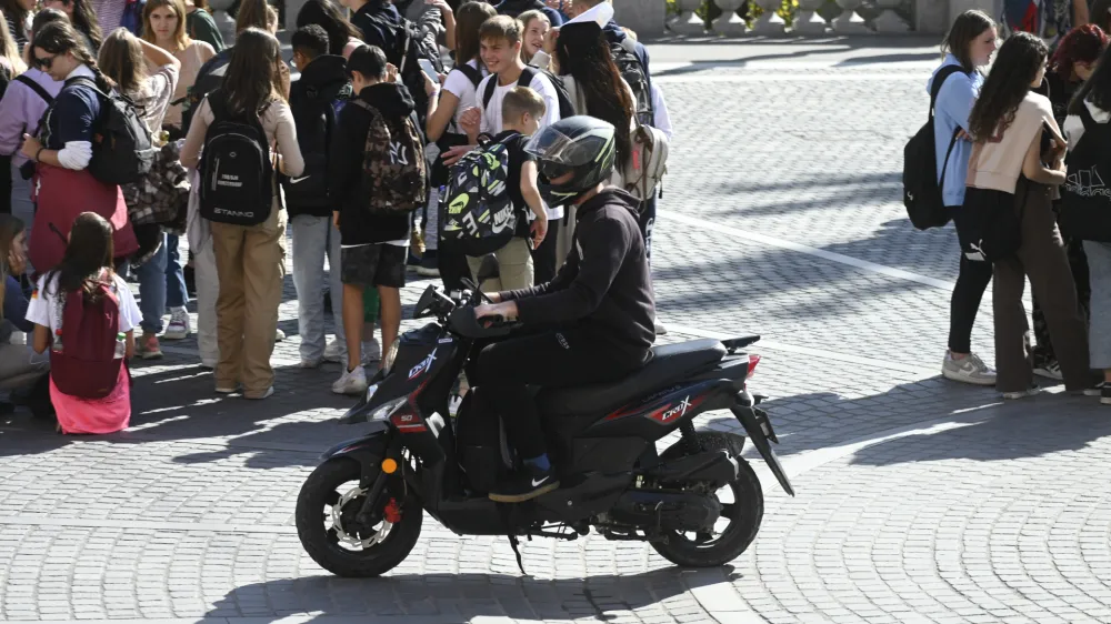  - 05.10.2022 – Motorna vozila v središču Ljubljane. //FOTO: Nik Erik Neubauer