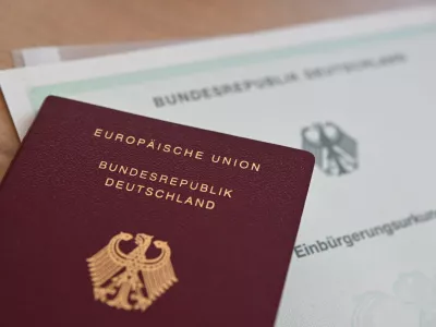 FILED - 24 June 2024, Baden-Wuerttemberg, Stuttgart: A German passport and a naturalization certificate lie on a table. Photo: Marijan Murat/dpa