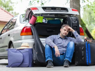 Preden jo zložite v avto, je pametno vso prtljago postaviti predenj. / Foto: Istock