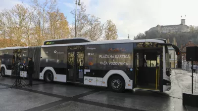 - ljubljanski mestni avtobus -- 29.11.2023 – Ljubljanski potniški promet (LPP) - predstavitev nove digitalne rešitve - plačevanje avtobusnih vozovnic s plačilnimi karticami na mestnih in medkrajevnih linijah - //FOTO: Luka Cjuha