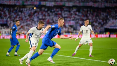 Nemcija, Koln.Tekma skupine C med Anglijo in Slovenijo na evropskem nogometnem prvenstvu v Nemciji.Slovenski nogometas Zan Karnicnik in angleski nogometas Kieran Trippier.