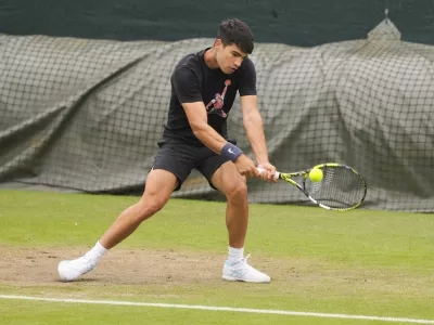 Carlos Alcaraz bo v Wimbledonu branil naslov. 