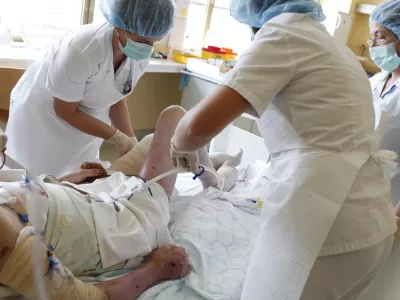 - medicinske sestre - zdravstvo - zdravstvena nega - opeklina - opekline - Klinični oddelek za plastično, rekonstrukcijsko, estetsko kirurgijo in opekline - UKC Ljubljana //FOTO: Luka Cjuha