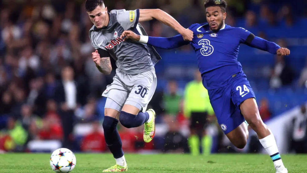 Soccer Football - Champions League - Group E - Chelsea v FC Salzburg - Stamford Bridge, London, Britain - September 14, 2022 Chelsea's Reece James in action with FC Salzburg's Benjamin Sesko Action Images via Reuters/Paul Childs