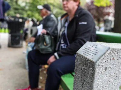 - 10.10.2022 – Svetovni dan brezdomcev – Miklošičev park v Ljubljani - slavnostna namestitev spominske ploščice na klopco, ki bo kot svojevrsten pomnik pričala o tem, da je na njej 30 let kartona in betona preživel Anton Pugelj – Tonček in postal eden najbolj znanih kraljev v Ljubljani. //FOTO: Bojan Velikonja