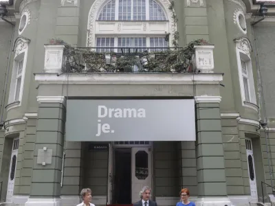 predsednik vlade dr. Robert Golob, ministrica za kulturo Asta Vrečko, ravnateljica gledališča SNG Vesna Jurca Tadel<br> <br>- 10.08.2022 – Slovensko narodno gledališče SNG Drama Ljubljana – ogled dotrajane stavbe predsednika vlade dr. Roberta Goloba –<br><br> <br><br>//FOTO: Jaka Gasar