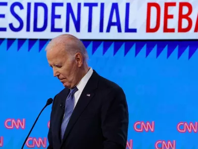 Democrat presidential candidate U.S. President Joe Biden listens as Republican presidential candidate and former U.S. President Donald Trump speaks during their debate in Atlanta, Georgia, U.S., June 27, 2024. REUTERS/Brian Snyder / Foto: Brian Snyder