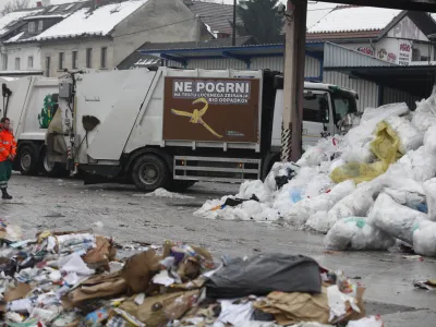 - Papir servis d.o.o. družba za ravnanje z odpadki, Pod ježami 3, reciklaža - plastika - plastenke ///FOTO: Luka Cjuha