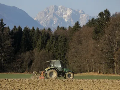 V desetletjih so bile v slovenski konstrukt kmetijstva investirane milijarde evrov, učinki na policah, družbeni učinki kmetijstva in okoljske vzdržnosti kmetijske predelave v Sloveniji pa so slabi, je bilo slišati na nabavnem vrhu 2022. Foto: Jaka Gasar 