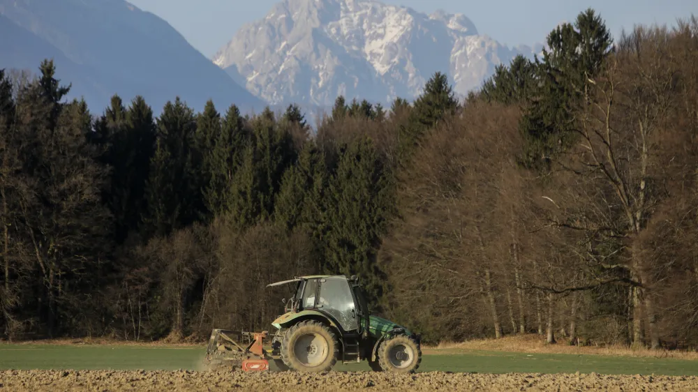 V desetletjih so bile v slovenski konstrukt kmetijstva investirane milijarde evrov, učinki na policah, družbeni učinki kmetijstva in okoljske vzdržnosti kmetijske predelave v Sloveniji pa so slabi, je bilo slišati na nabavnem vrhu 2022. Foto: Jaka Gasar 