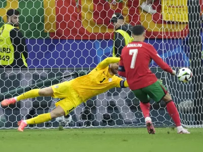 Jan Oblak je takole ubranil strel Cristianu Ronaldu.