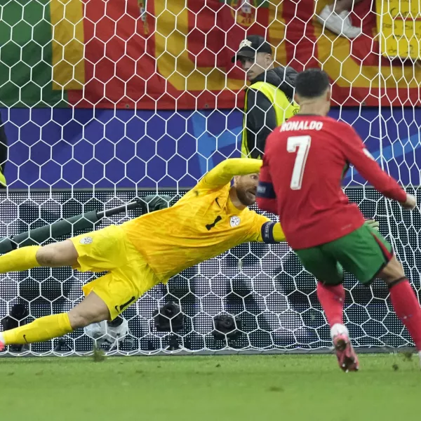 Jan Oblak je takole ubranil strel Cristianu Ronaldu.