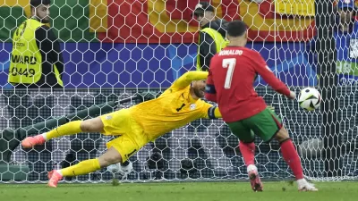 Jan Oblak je takole ubranil strel Cristianu Ronaldu.