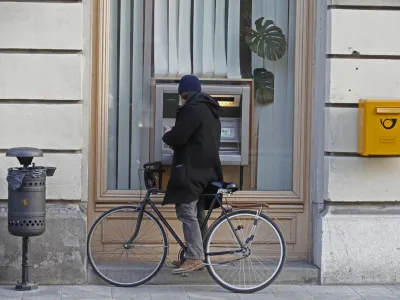 - obrtniki protestno dvigovali gotovino na bankomatih. - člani Obrtno-podjetniške zbornice (OZS) z dvigom gotovine iz bankomatov nadaljujejo državljansko nepokorščino, ki so jo v začetku meseca začeli s prošnjami na davčno upravo za odlog plačil prispevkov in davkov.   ///FOTO: Luka Cjuha