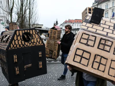 - simbolična fotografija - nepremičninski trg  pravica do stanovanja  stanovanjska politika - nepremičnine  najemnine - 27.01.2020 - Akcija gibanja Kje bomo pa jutri spali? in Kvadratni meter - simbolični performans - postavili kartonasto naselje s katerim so opozorili na trenutno delovanje in stanje nepremičninskega trga, //FOTO: Bojan Velikonja