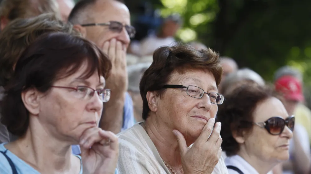 zaskrbljen upokojenec- protest upokojenci - člani Sindikata upokojencev Slovenije izrazili nasprotovanje ukrepom, ki jih je za upokojence prinesel zakon o uravnoteženju javnih financ, nižje pokojnine /FOTO: Luka Cjuha