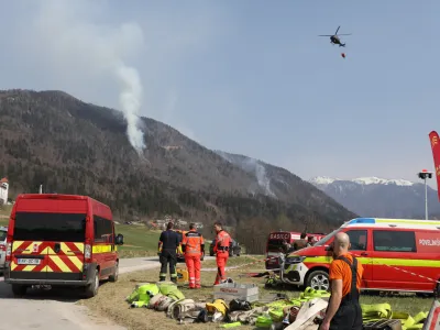 Gašenje požara nad vasjo Potoče v občini Preddvor se je danes po ponedeljkovem popoldanskem izbruhu nadaljevalo.