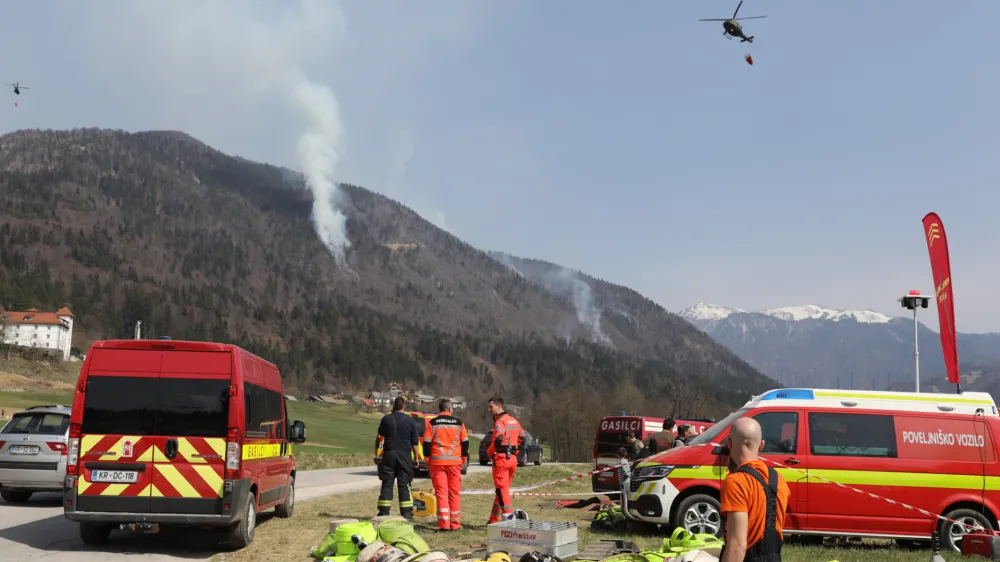 Gašenje požara nad vasjo Potoče v občini Preddvor se je danes po ponedeljkovem popoldanskem izbruhu nadaljevalo.