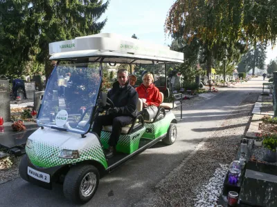 ﻿- 26.10.2017 - Pokopališče ljubljanske Žale - urejenje in krašenje grobov - Dan spomina na mrtve in praznik vseh svetih, dan mrtvih - kavalir  //FOTO: Luka Cjuha.