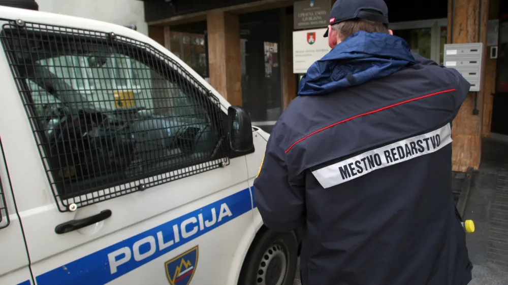 Občinski redarji so lahko hkrati tudi pomožni policisti, čemur želijo na notranjem ministrstvu, kljub ostremu nasprotovanju sindikata, narediti konec.
 