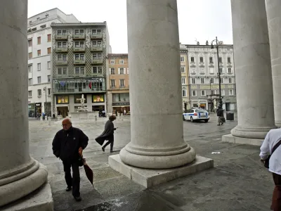  napis Free territory of Trieste na fasadi novega sedea GST - Gibanje Svobodni Trst na trgu della Borsa - svobodno trako ozemlje - svobodni Trst - Piazza Della Borsa - Borzni trg- ITALIJA 2013 - Trst - obuditev Svobodnega trakega ozemlja za katerega se bori Gibanje Svobodni Trst (Trieste Libera) - mestna nevtralna drava, ki je med letoma 1947 in 1977 obstajala ob severovzhodni obali Jadranskega morja //FOTO: Toma SkaleOPOMBA: ZA OBJAVO V PRILOGI  DNEVNIKOV OBJEKTIV - REPORTAA 2013