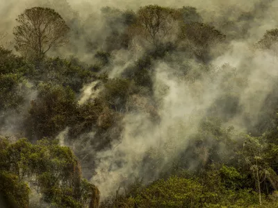 30 June 2024, Brazil, Corumba: Smoke rises from a forest during a fire in the Pantanal wetland. Photo: Marcelo Camargo/Agencia Brazil/dpa - ACHTUNG: Nur zur redaktionellen Verwendung und nur mit vollständiger Nennung des vorstehenden Credits