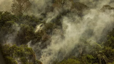 30 June 2024, Brazil, Corumba: Smoke rises from a forest during a fire in the Pantanal wetland. Photo: Marcelo Camargo/Agencia Brazil/dpa - ACHTUNG: Nur zur redaktionellen Verwendung und nur mit vollständiger Nennung des vorstehenden Credits