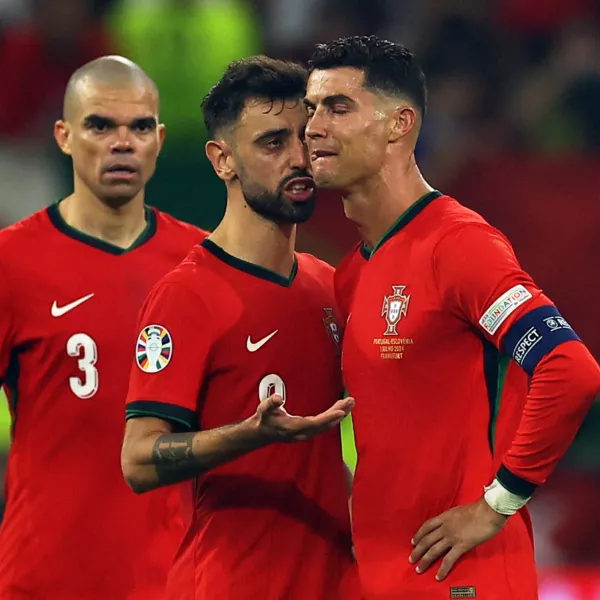 Soccer Football - Euro 2024 - Round of 16 - Portugal v Slovenia - Frankfurt Arena, Frankfurt, Germany - July 1, 2024 Portugal's Bruno Fernandes consoles Cristiano Ronaldo as he looks dejected at half time of extra time REUTERS/Lee Smith