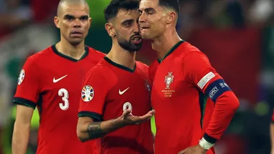 Soccer Football - Euro 2024 - Round of 16 - Portugal v Slovenia - Frankfurt Arena, Frankfurt, Germany - July 1, 2024 Portugal's Bruno Fernandes consoles Cristiano Ronaldo as he looks dejected at half time of extra time REUTERS/Lee Smith