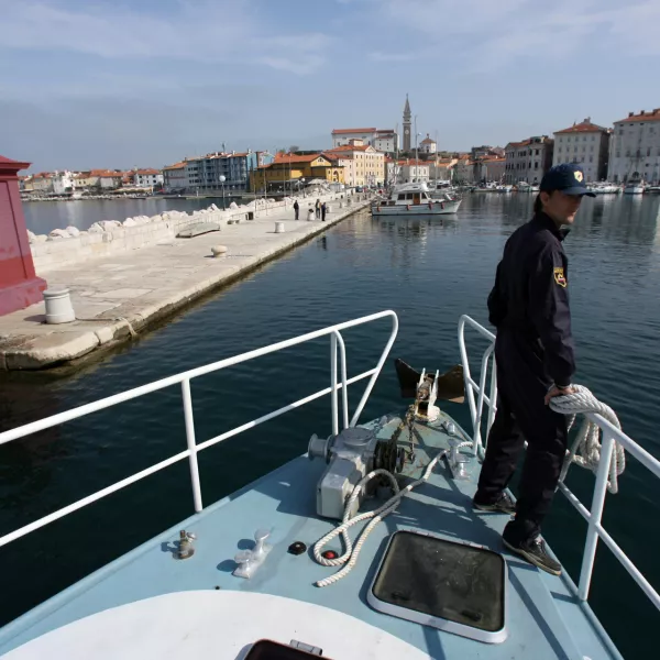 Pomorska policijska patrulja je obnemoglo 51-letno plavalko iz vode potegnila na območju piranske punte. 