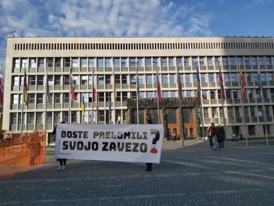 Ljubljana, Trg republike.<br>Protestni performans z izjavami o stanovanjski problematiki, ki ga je pripravila civilna iniciativa Kje bomo pa jutri spali.