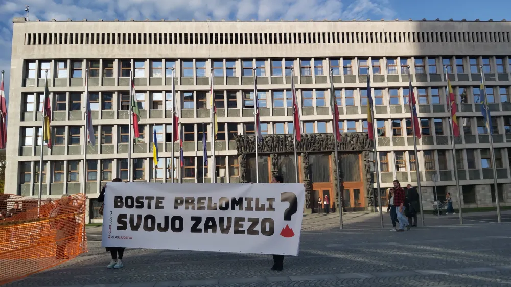 Ljubljana, Trg republike.<br>Protestni performans z izjavami o stanovanjski problematiki, ki ga je pripravila civilna iniciativa Kje bomo pa jutri spali.